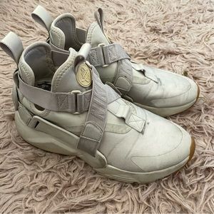 NIKE HUARACHE AIR CITY TAN SNEAKERS